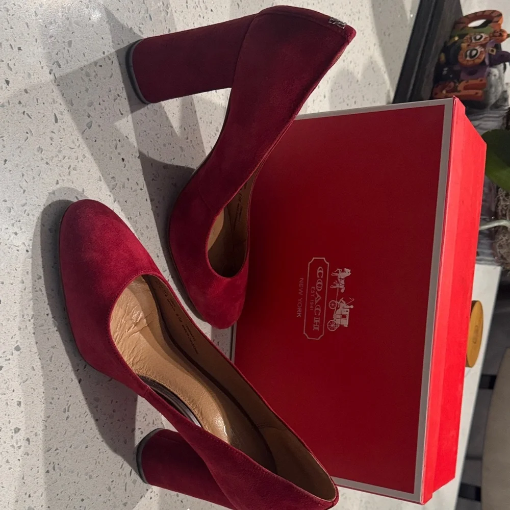 Coach elegant pumps